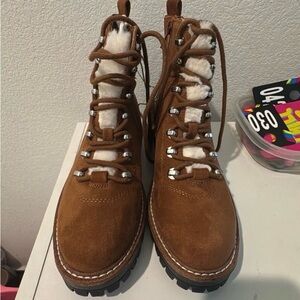 Women’s boots size 6